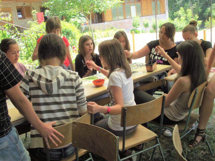 A tó hullámait fogjuk festeni 100 m hosszú pausz papírra. Készül a bábos díszlet.