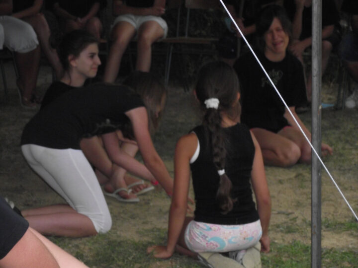 Sajnos, a pajtában már sötét volt, nem látszik jobban, hogy mit csinálunk.